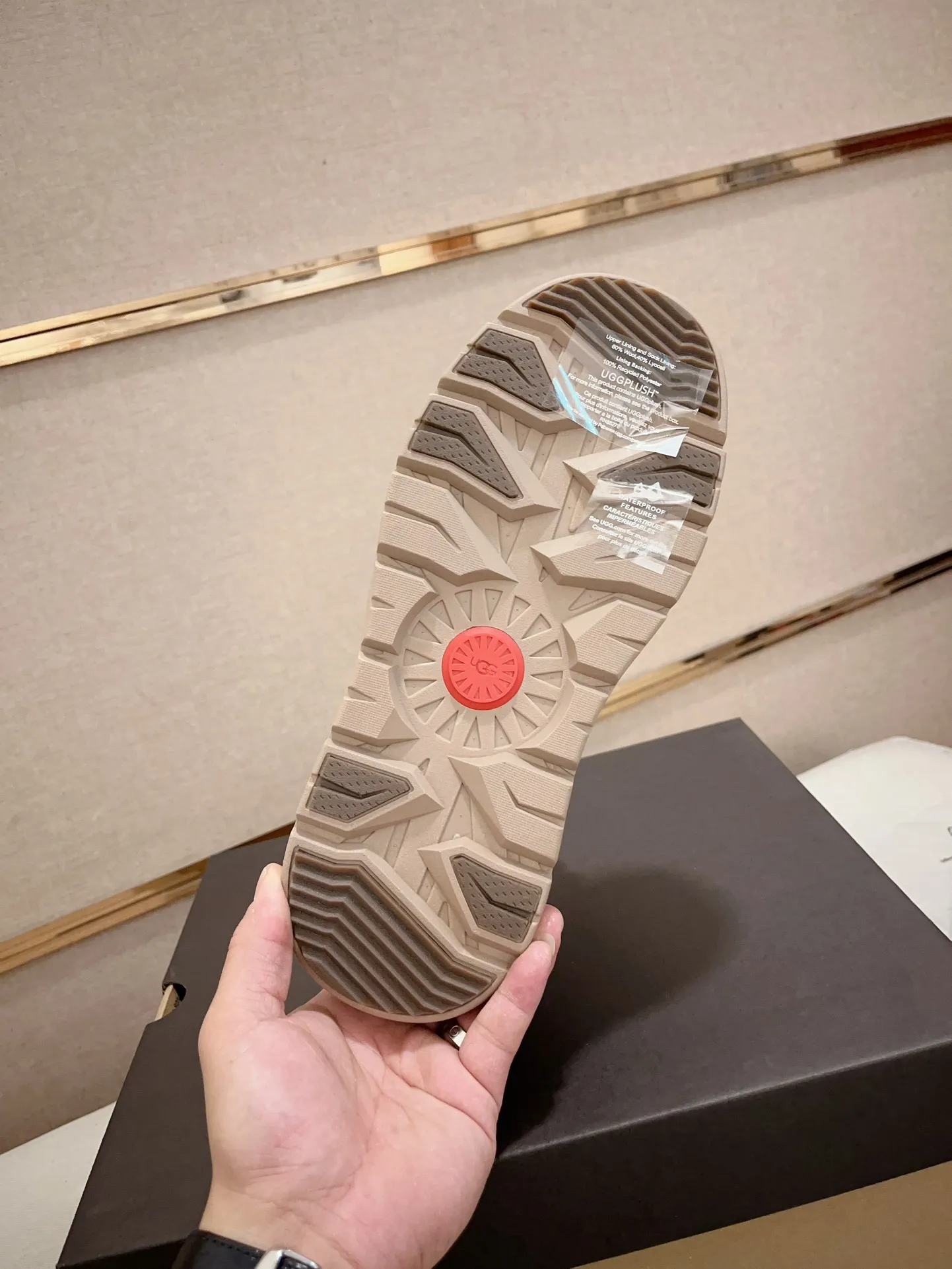 Men's shoes💰: 600💰(high-end goods) UGG❄️❄️Latest model 1:1⃣️quality, fabric: high-end quality first-layer cowhide imported from Europe. Lining: wool lining, sole: pure imported rubber foam outsole. ❤️High-end goods, fine workmanship, trendy and fashionable. The fit is very classy. If you know the goods, you will definitely not be able to refuse😍😍Code number: 41-45. Can be customized 46.47.